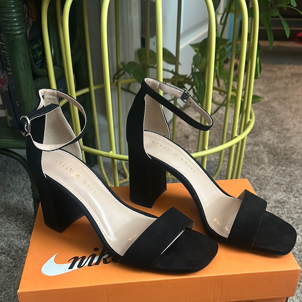 Kelly & Katie Black Heels Elegant Design